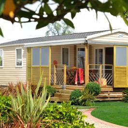 Mobil home avec terrasse intégré et porte coulissante occultante