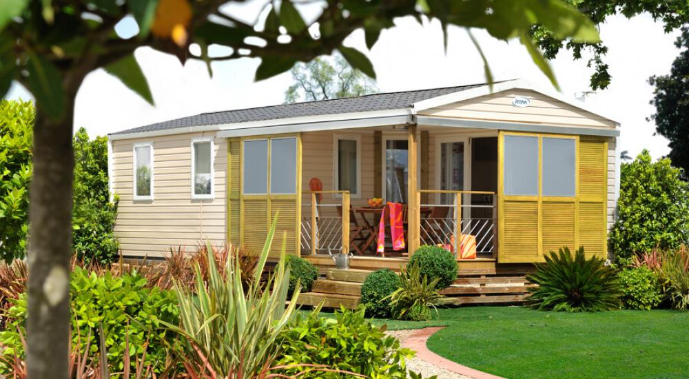 Mobil home avec terrasse intégré et porte coulissante occultante